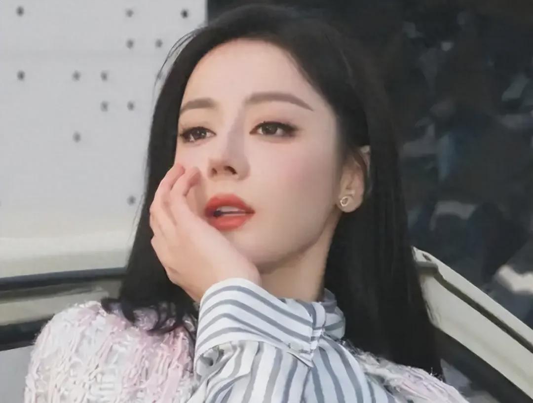 AG百家乐官方网站-遭鞭打、被迫在尿骚味地道取暖？迪丽热巴爆猛料，滞留仅冰山一角