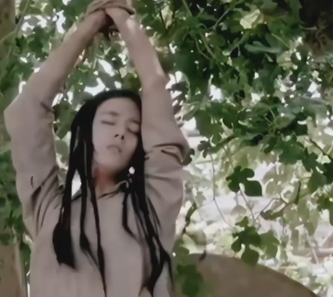 AG百家乐官方网站-遭鞭打、被迫在尿骚味地道取暖？迪丽热巴爆猛料，滞留仅冰山一角