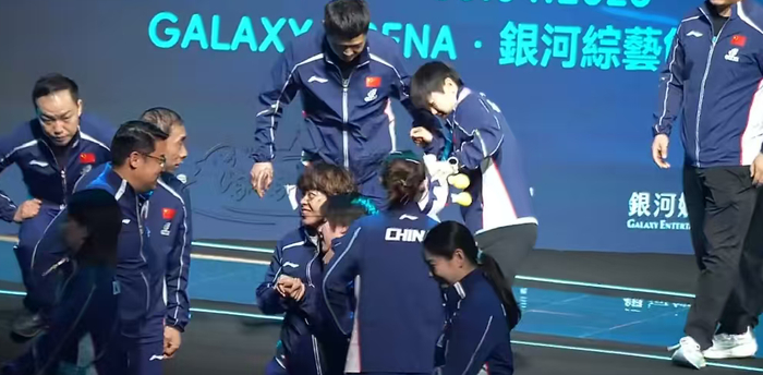 AG百家乐官网-夺冠合影，孙颖莎一瘸一拐，无法走下高台阶，谁注意邱贻可举动|王楚钦|何卓佳|WTT重庆冠军赛|林诗栋|王曼昱_新浪新闻