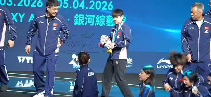 AG百家乐官网-夺冠合影，孙颖莎一瘸一拐，无法走下高台阶，谁注意邱贻可举动|王楚钦|何卓佳|WTT重庆冠军赛|林诗栋|王曼昱_新浪新闻