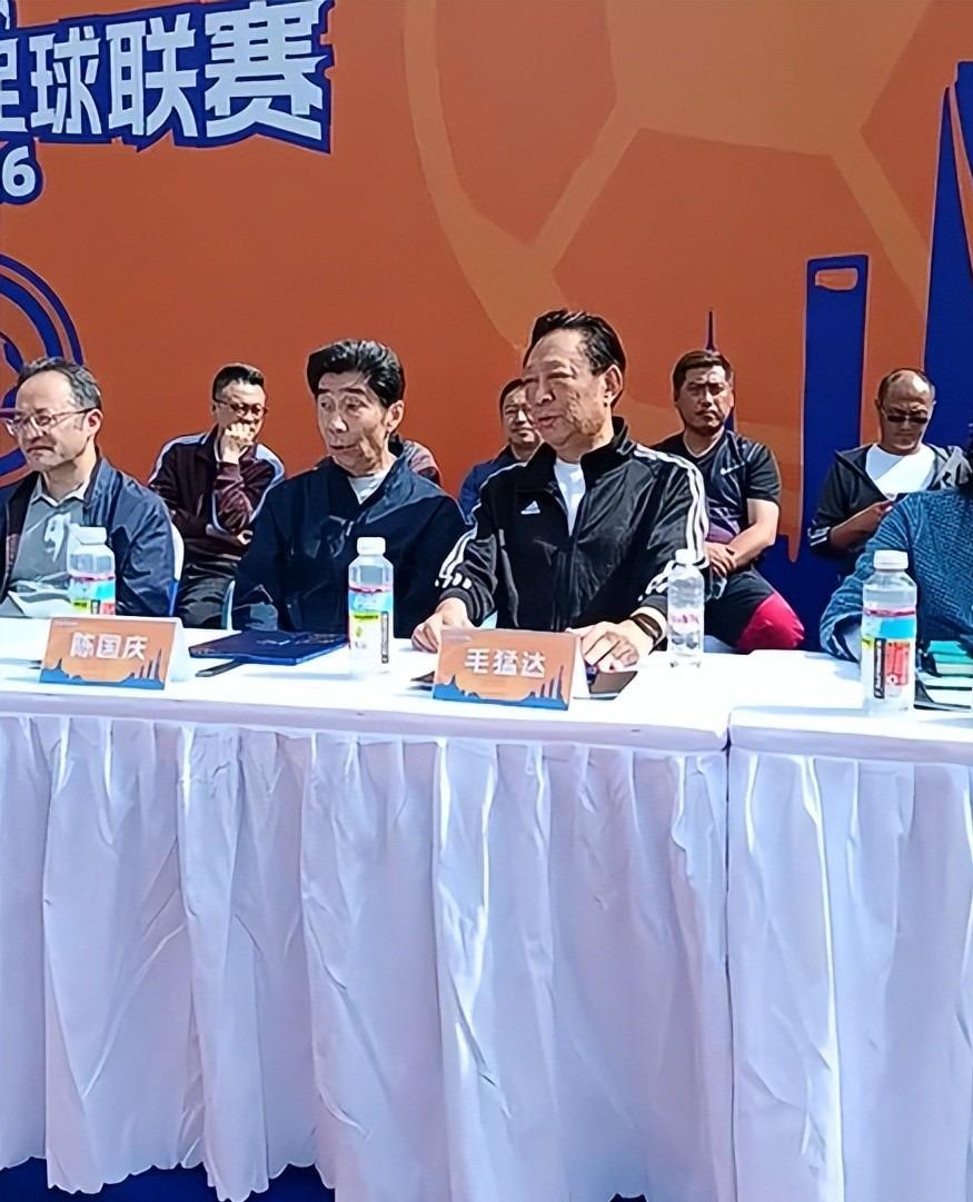 百家乐官网-阿德阿庆原来都是球迷！出席上海高中足球联赛，年近70又获新身份
