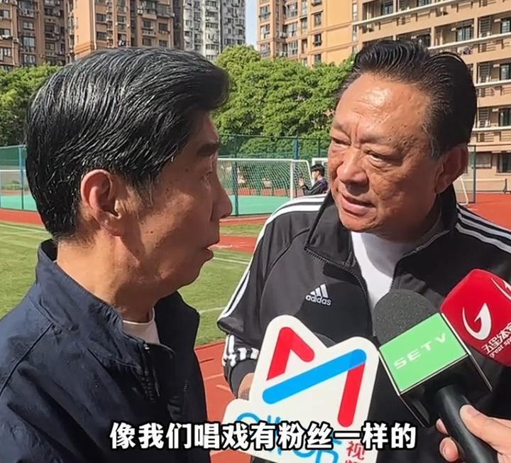 百家乐官网-阿德阿庆原来都是球迷！出席上海高中足球联赛，年近70又获新身份