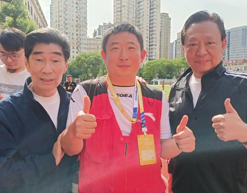 百家乐官网-阿德阿庆原来都是球迷！出席上海高中足球联赛，年近70又获新身份